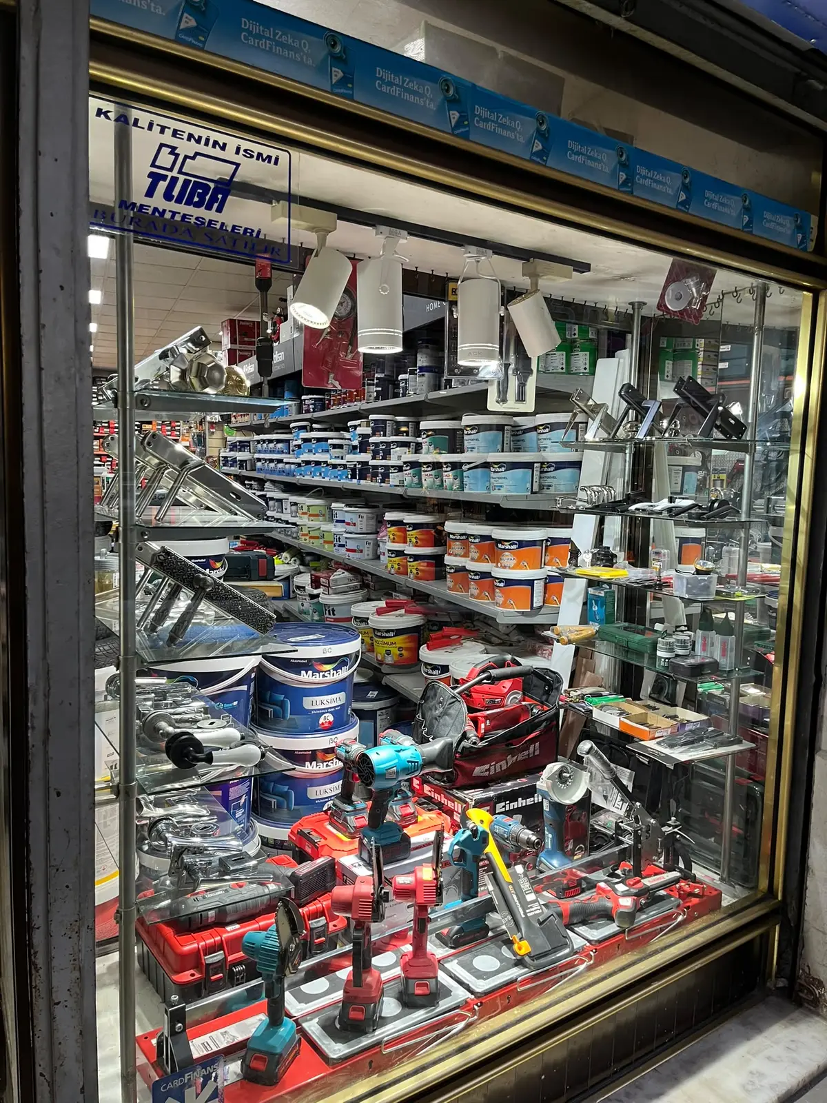 Osmanoğlu Ticaret vitrini: boya bidonları ve elektrikli el aletleri